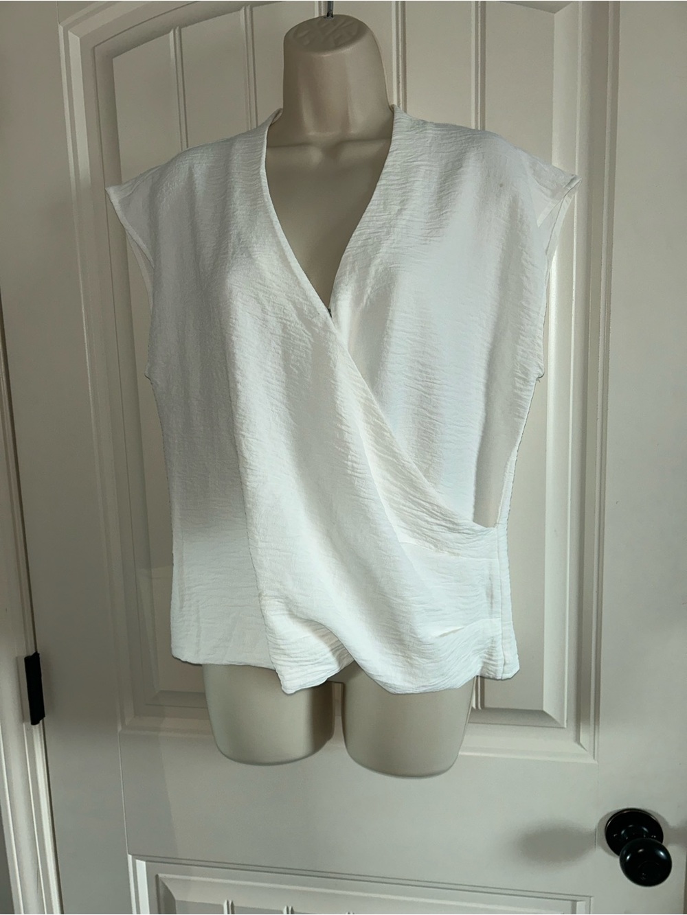 NWT nine britton White Surplice Cap Sleeve Blouse Sz M